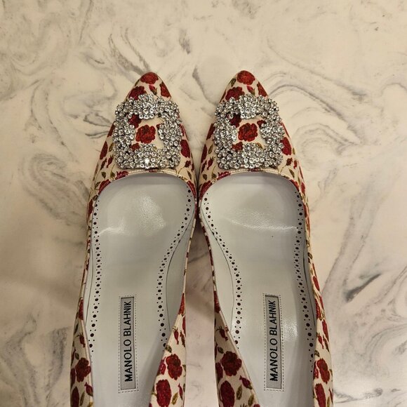 Manolo Blahnik 'Hangisi' Classic Pumps - Picture 8 of 11